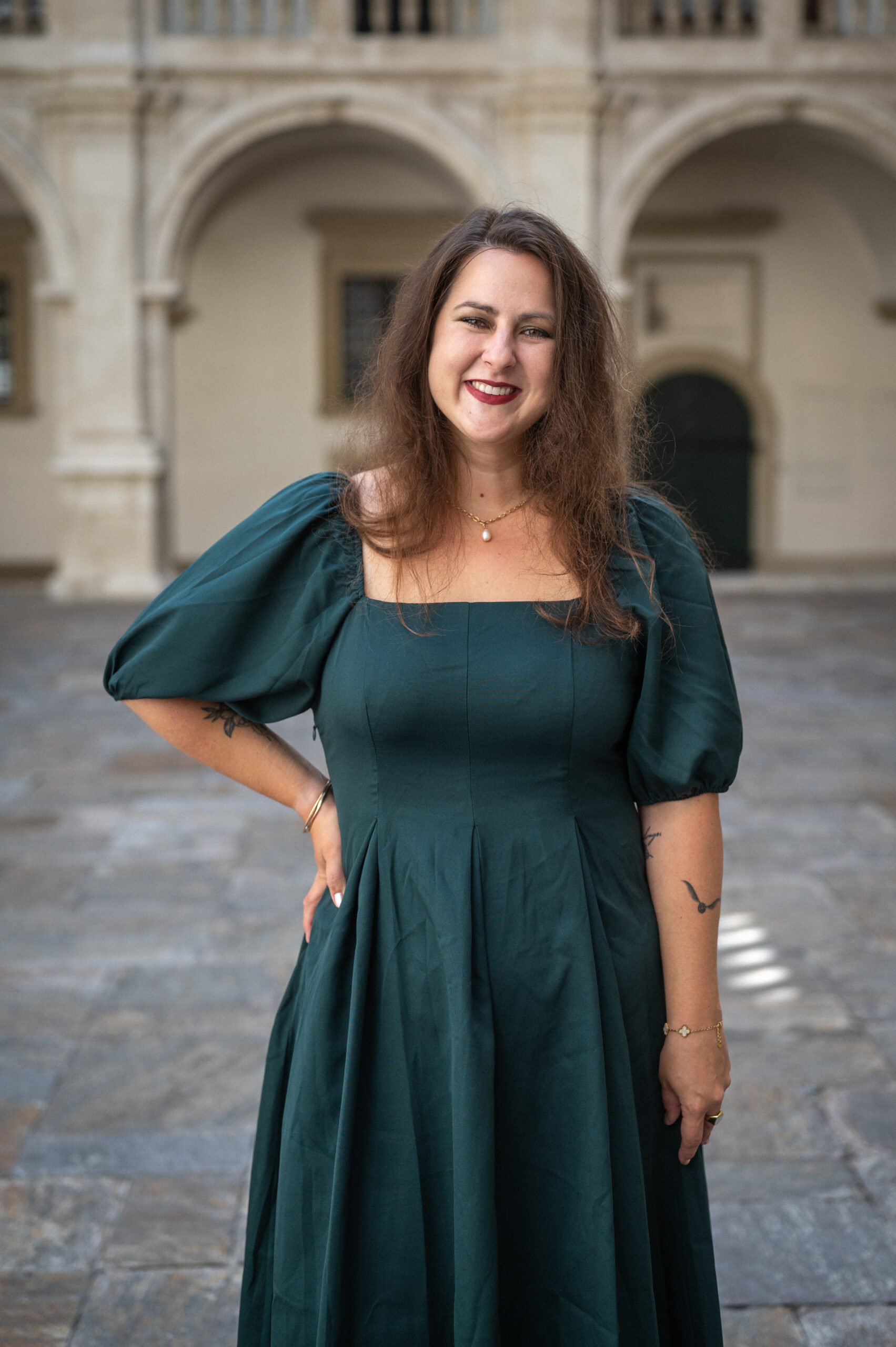 Natascha Dockal, HR-Beraterin und Leadership Coach, vor historischer Kulisse in Graz