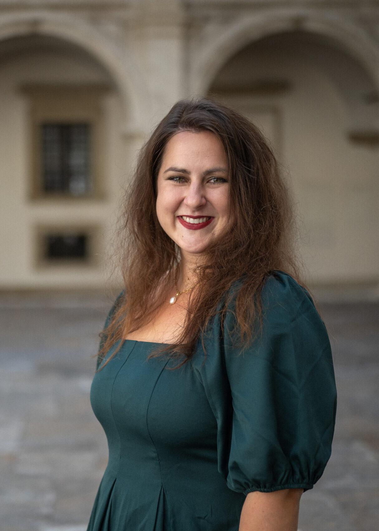 Natascha Dockal, HR-Beraterin und Leadership Coach, vor historischer Kulisse in Graz, Österreich, HR-Beratung